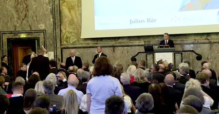 Hasła “wolne sądy!” i “konstytucja!” zakłóciły przemówienie A. Dudy na Uniwersytecie w Zurychu
