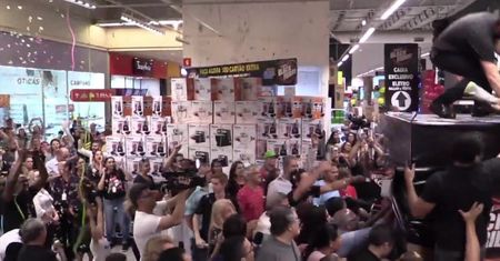 W “czarny piątek” klienci stoczyli bitwę o telewizory w sklepie w Sao Paulo. Sprzęt zniknął ze stoiska w kilkanaście sekund