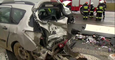 Tir staranował auta na bramkach na autostradzie. Kierowca miał prawie 3 promile