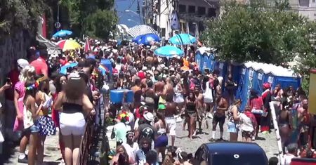 Rozpoczął się najsłynniejszy karnawał na świecie. Tłumy ludzi zatańczą sambę w Rio de Janeiro