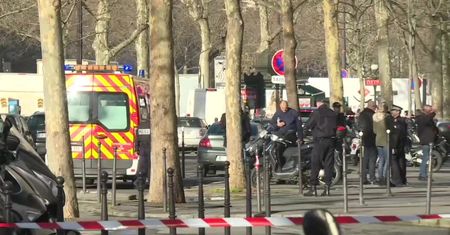 Napad na bank w Paryżu. 24-letni napastnik został postrzelony przez policję