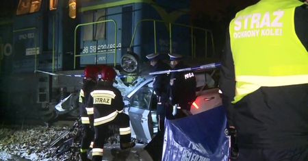 Lokomotywa zmiażdżyła samochód osobowy na przejeździe kolejowym w Kielcach. Zginął 39-letni kierowca