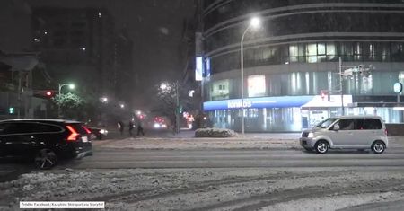 W Tokio nie było takich opadów od czterech lat. Mieszkaniec nagrał film pokazujący miasto podczas śnieżycy