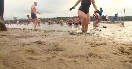 Morsy wykąpały się w lodowatej wodzie dla chorego chłopca. Na plaży w Lusowie odbyła się zbiórka na leczenie Eryka