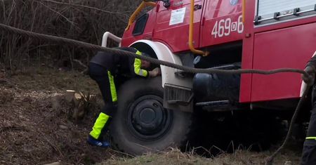 Na Dolnym Śląsku przewrócił się wóz strażacki, kierowca uciekł