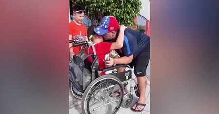 Wzruszający gest Diego Maradony. Legendarny piłkarz spełnił marzenie chłopca, który urodził się bez nóg