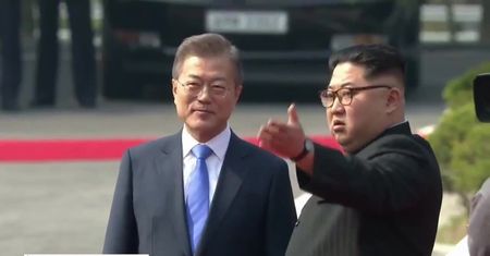 Historyczne spotkanie przywódców obu Korei. Długie uściski, szerokie uśmiechy i kolorowy ceremoniał