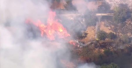 Ogień szaleje na przedmieściach Los Angeles. Zagrożonych 50 budynków, w akcji wykorzystano śmigłowiec