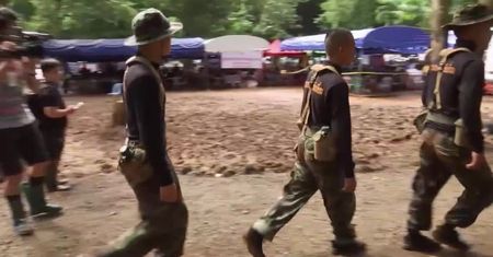 “Prąd wody jest dość silny i jest spore ryzyko”. Przygotowania do wyciągnięcia chłopców z tajlandzkiej jaskini