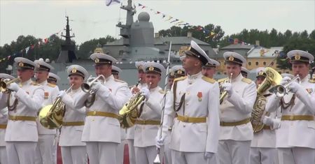 Przygotowania do święta marynarki wojennej w Petersburgu