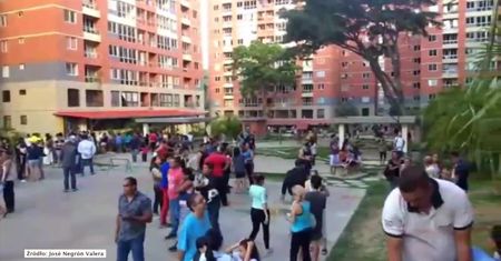 Trzęsienie ziemi o magnitudzie 7.3 uderzyło w Caracas. Ludzie w panice uciekali z budynków