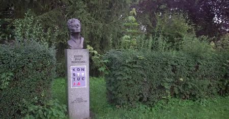 John Lennon z hasłem Konstytucja. Akcja KOD w kieleckiej Alei Sław