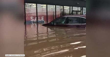 Zalane dziesiątki samochodów i sklepów. Powódź w New Jersey
