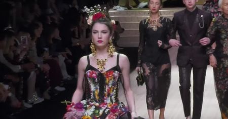 Monica Belucci, Eva Herzigova i Carla Bruni na wybiegu pokazu Dolce & Gabbana na Tygodniu Mody w Mediolanie