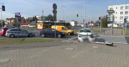 6-letni chłopiec został przygnieciony przez sygnalizator. Skutek kolizji dwóch samochodów