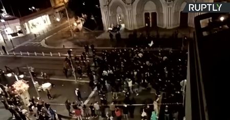 Protest skrajnej prawicy przed katedrą w Nicei po ataku nożownika