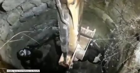 Krowa wpadła do studni w Idlib. Z pomocą przyszły syryjskie Białe Hełmy