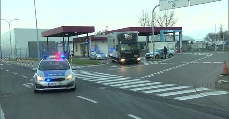 Ciężarówka z kolejną partią 300 tys. dawek szczepionki na koronawirusa wyjechała z lotniska Chopina