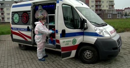 Można poprosić o zakupy, radę albo porozmawiać z psychologiem. Łomżańscy ratownicy uruchomili infolinię dla seniorów