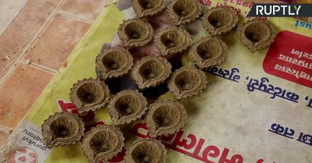 Podstawki na świeczki z… krowiego łajna. Farmer z Indii zachęca do lokalnych i ekologicznych zakupów