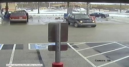 Staranował dystrybutor paliwa i trzy samochody, a następnie groził świadkom i funkcjonariuszom. Szaleniec z Ohio w rękach policji