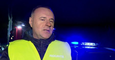 Dwie osoby zginęły w wypadku w woj. łódzkim. Samochód uderzył w drzewo i stanął w płomieniach