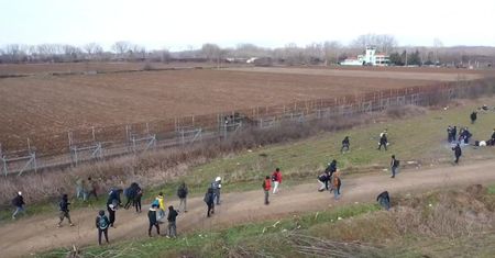 Uchodźcy maszerują w stronę granicy turecko-greckiej. Zdjęcia z drona pokazują dziesiątki osób