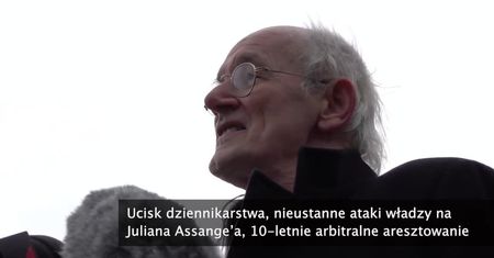 Ojciec J. Assange’a protestował przed londyńskim sądem. Ruszył proces ws. ekstradycji założyciela WikiLeaks do USA