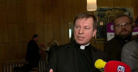 Krakowski biskup oskarżony o molestowanie nieletniej. Konferencja Episkopatu Polski wypowie się na ten temat w środę