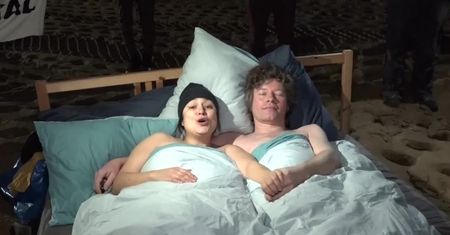 John Lennon i Yoko Ono leżeli w łóżku dla pokoju, oni “dla Mierzei Wiślanej”. Protest przeciwników przekopu
