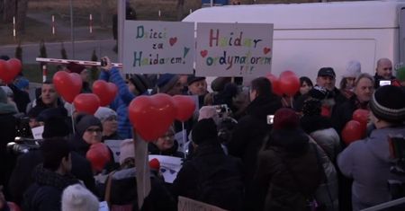 Mieszkańcy Białej Podlaskiej i pacjenci protestowali przed szpitalem przeciwko zwolnieniu dr. R. Haidara