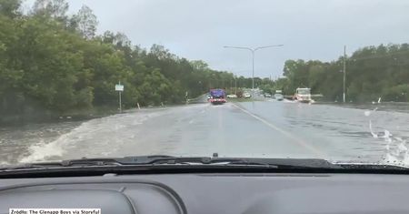 Trudne warunki drogowe w Australii. Ulice zamieniły się w rwące potoki
