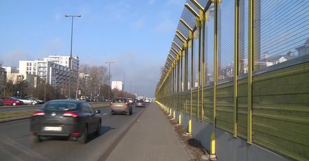 Chronią przed hałasem, ale tylko mieszkańców jednej strony ulicy. Ekrany akustyczne zamontowano tylko po jednej stronie ruchliwej drogi