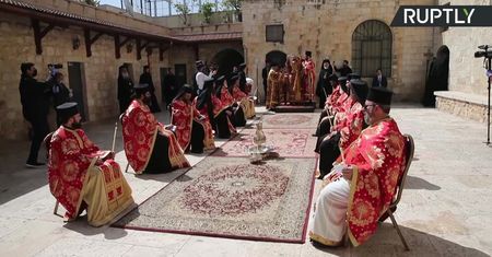 Przygotowania do Wielkanocy u wyznawców prawosławia. Ceremonia w Jerozolimie z zachowaniem środków ostrożności