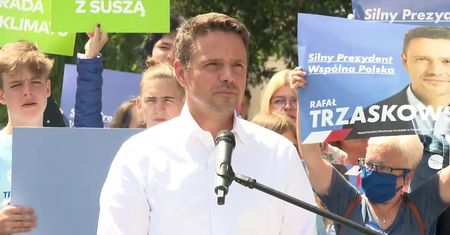 R. Trzaskowski: Ministrowie jeżdżą po kraju i rozdają czeki bez pokrycia zamiast skupić się na pracy