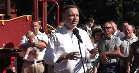 A. Duda proponuje zmianę konstytucji. Chodzi o zakaz adopcji dla osób w związkach jednopłciowych