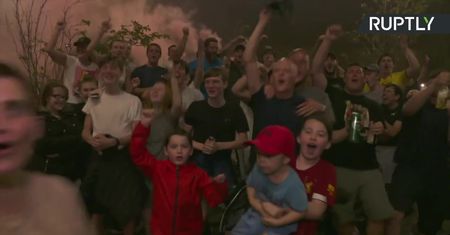 Race, fajerwerki i głośne śpiewy. Kibice Liverpoolu świętowali pierwsze od 30 lat mistrzostwo Anglii