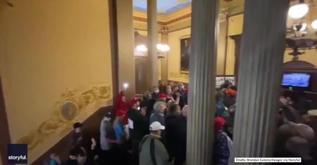 Szturm uzbrojonych demonstrantów na budynek władz stanowych w Michigan. Domagali się zniesienia kwarantanny