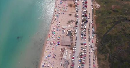 Tłumy na greckiej plaży. Władze złagodziły ograniczenia