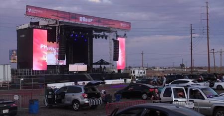 W Phoenix odbył się pierwszy w USA dwudniowy festiwal muzyczny drive-in. Pod sceną bawili się pasażerowie około 500 pojazdów