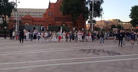 Milicja otoczyła kobiety, które utworzyły “łańcuch solidarności”. Kolejne aresztowania w Mińsku
