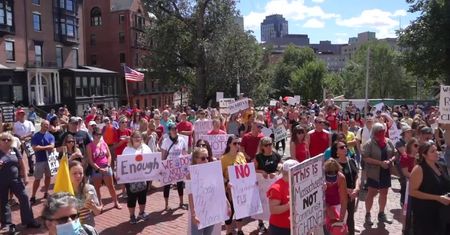 Protest przeciwko obowiązkowi szczepienia przeciwko grypie w Bostonie