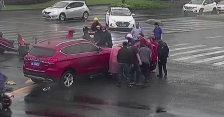 Podnieśli auto, by wyciągnąć spod niego potrąconego staruszka