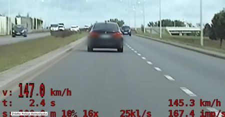 Zatrzymany dwa razy w ciągu godziny za zbyt szybką jazdę. 1000 zł mandatów, utrata prawa jazdy i 20 punktów karnych