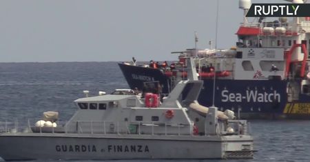 353 migrantów przetransportowano na statek u wybrzeża Palermo. Przejdą tam kwarantannę