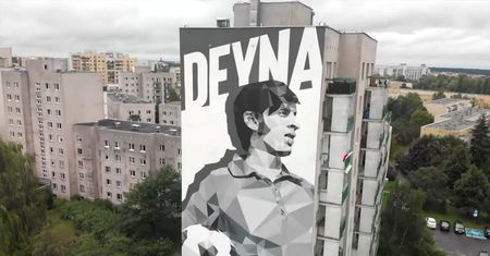 W Warszawie odsłonięto mural Kazimierza Deyny. Legendarny piłkarz zmarł 31 lat temu