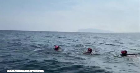 Malta odmówiła wstępu do portu dla statku z uchodźcami. Migranci wyskoczyli za burtę