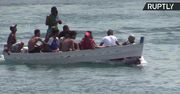 Migranci z Afryki Północnej przybywają na Lampedusę. Burmistrz ostrzega, że obozy są przepełnione