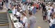 Kolejny dzień pokojowych protestów na Białorusi. Zebrani przytulali funkcjonariuszy OMON-u