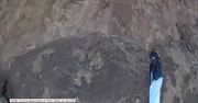 Base jumper zawisł na zboczu góry. Mężczyznę udało się uratować przy użyciu helikoptera